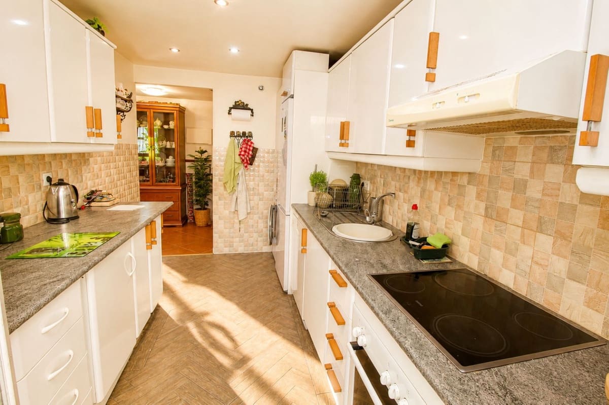 2 soverom Leilighet til salgs i Nueva Andalucia med svømmebasseng - € 475 000 (Ref: 10001180)