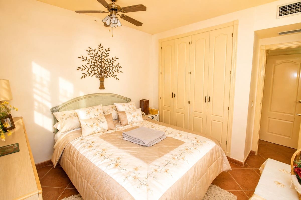 2 soverom Leilighet til salgs i Nueva Andalucia med svømmebasseng - € 475 000 (Ref: 10001180)