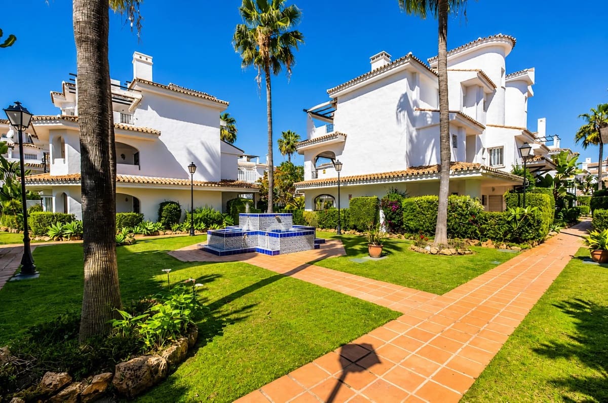 2 soverom Leilighet til salgs i Nueva Andalucia med svømmebasseng - € 475 000 (Ref: 10001180)