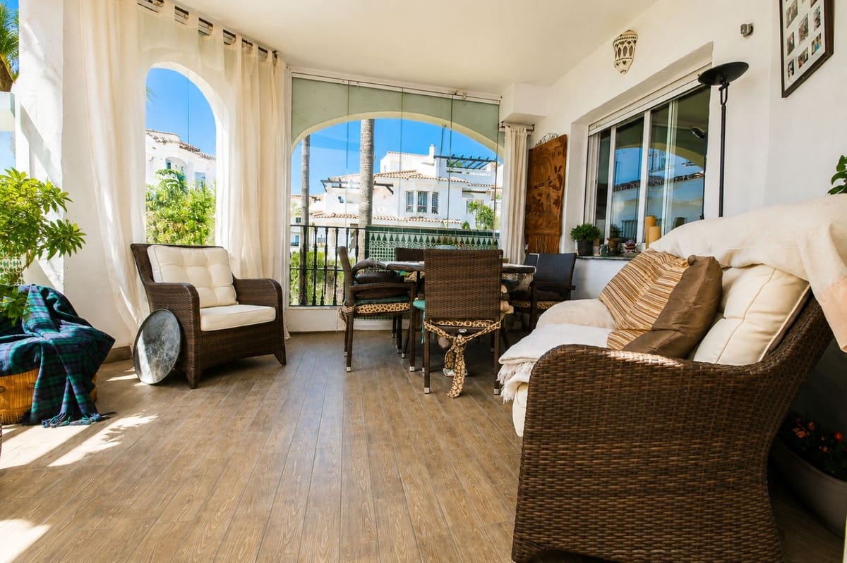 2 soverom Leilighet til salgs i Nueva Andalucia med svømmebasseng - € 475 000 (Ref: 10001180)