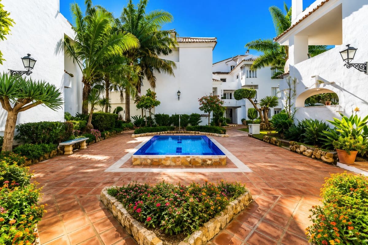2 soverom Leilighet til salgs i Nueva Andalucia med svømmebasseng - € 475 000 (Ref: 10001180)