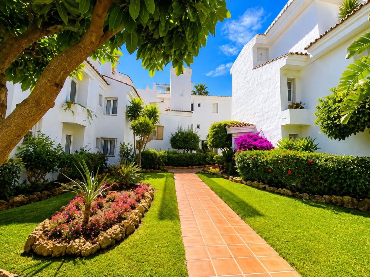 2 soverom Leilighet til salgs i Nueva Andalucia med svømmebasseng - € 475 000 (Ref: 10001180)
