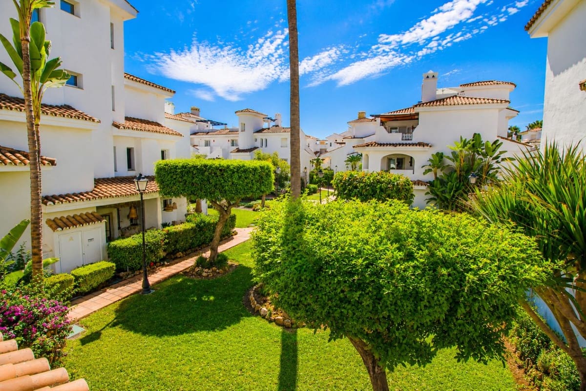 2 soverom Leilighet til salgs i Nueva Andalucia med svømmebasseng - € 475 000 (Ref: 10001180)