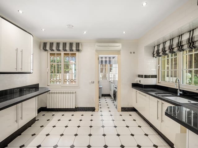 5 chambre Villa/Maison à vendre à Marbella avec piscine - 2 600 000 € (Ref: 10004535)