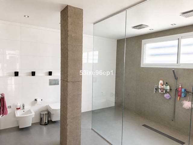 Pareado de 3 habitaciones en Nueva Andalucia, Marbella en venta con piscina garaje - 1.200.000 € (Ref: 10004918)