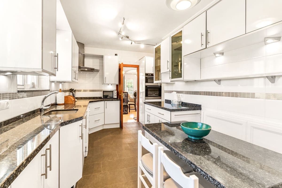 5 soveværelse Villa til salg i Calahonda med swimmingpool garage - € 1.350.000 (Ref: 10006079)