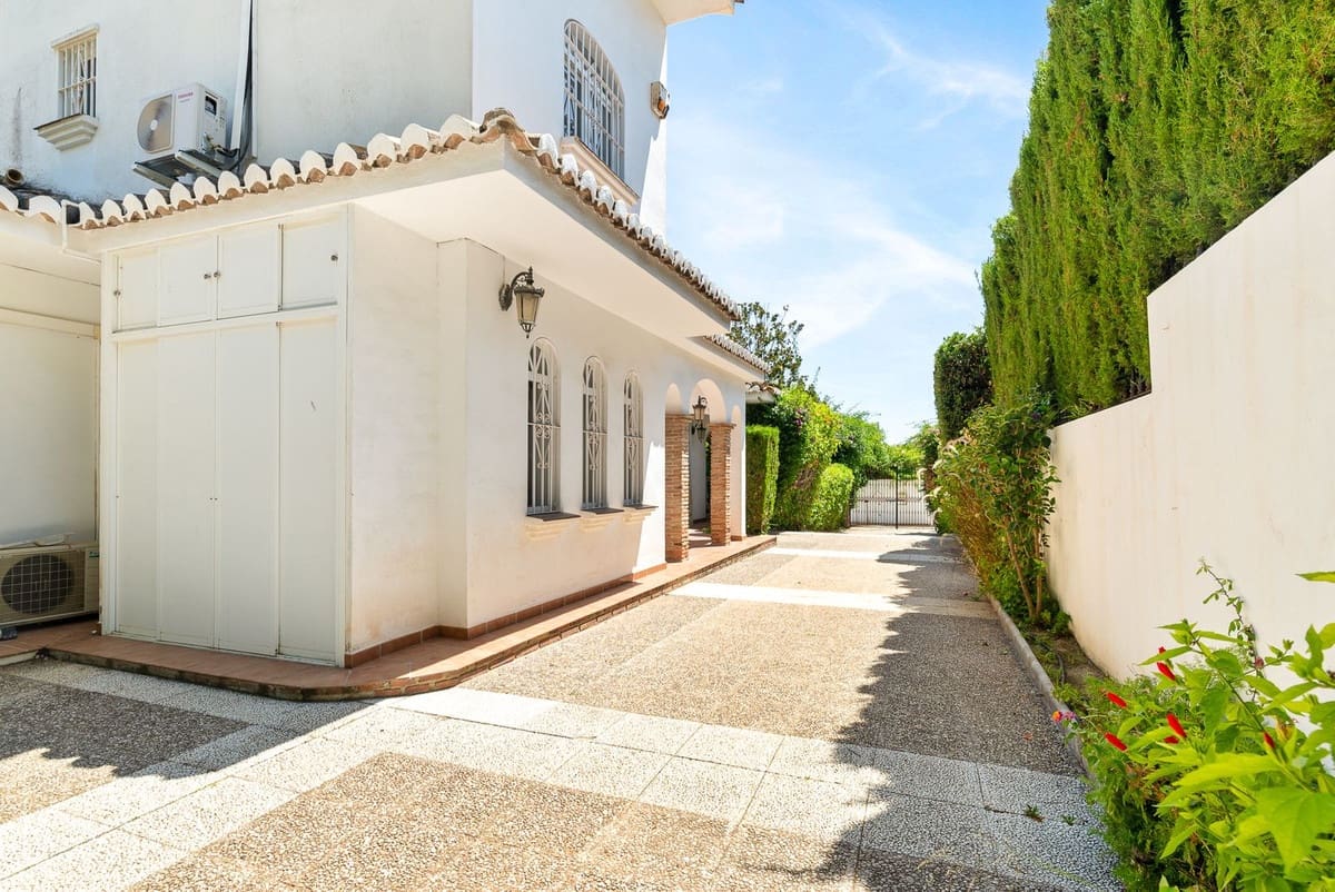 5 soveværelse Villa til salg i Calahonda med swimmingpool garage - € 1.350.000 (Ref: 10006079)
