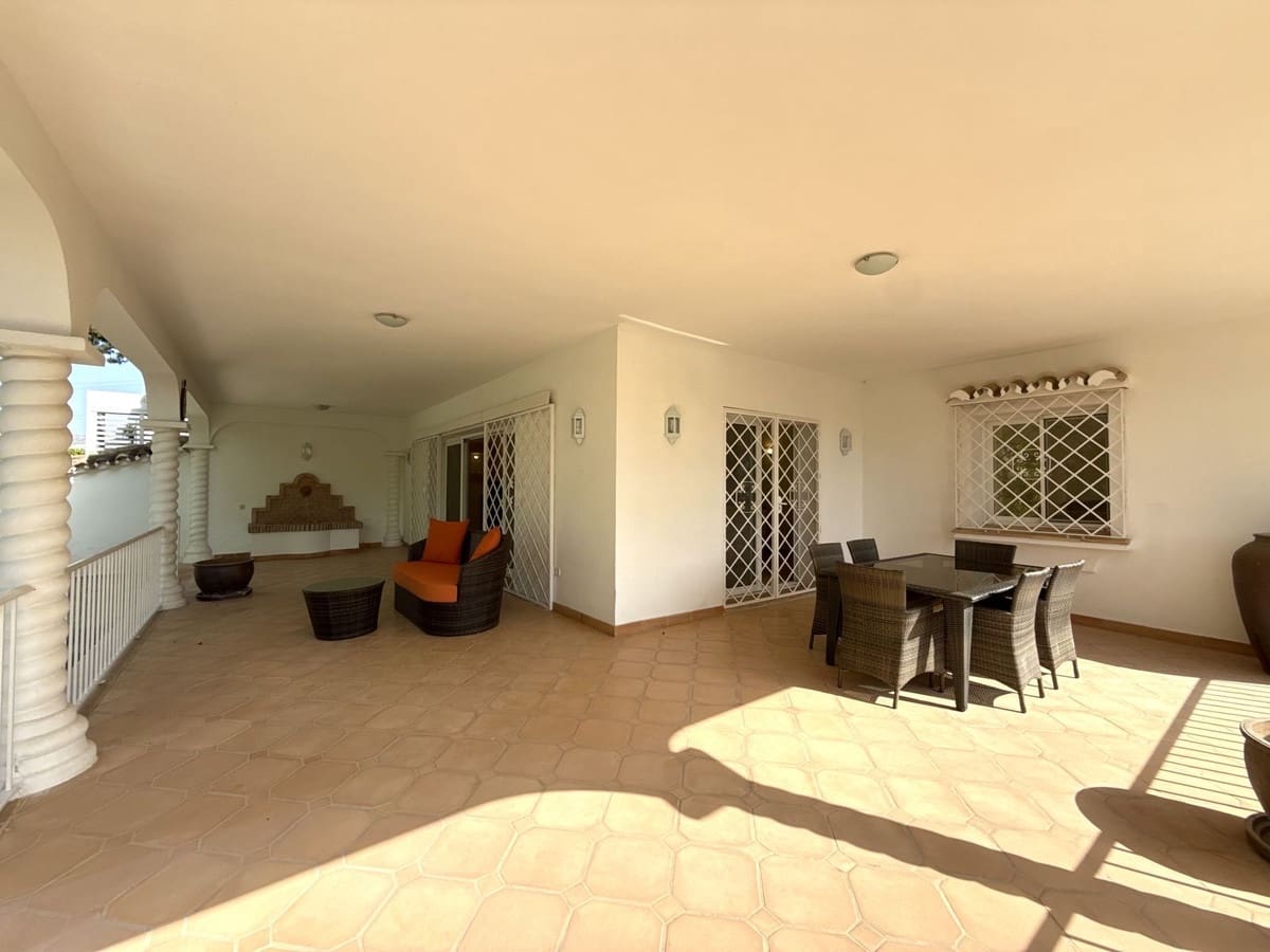 3 soverom Kjedet enebolig til salgs i San Pedro de Alcantara med svømmebasseng garasje - € 639 000 (Ref: 10007578)
