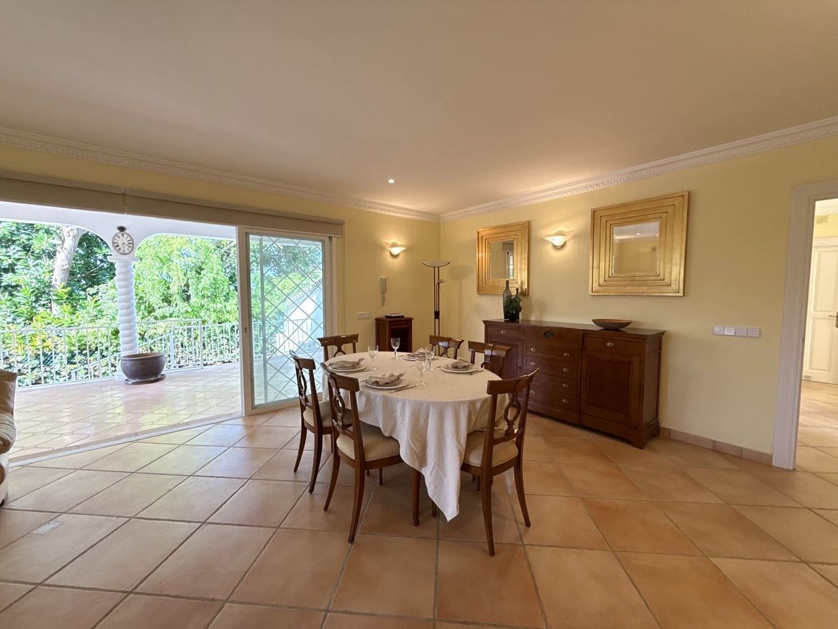 3 soverom Kjedet enebolig til salgs i San Pedro de Alcantara med svømmebasseng garasje - € 639 000 (Ref: 10007578)