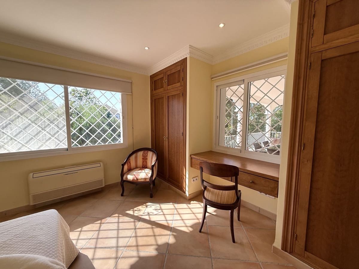 3 soverom Kjedet enebolig til salgs i San Pedro de Alcantara med svømmebasseng garasje - € 639 000 (Ref: 10007578)