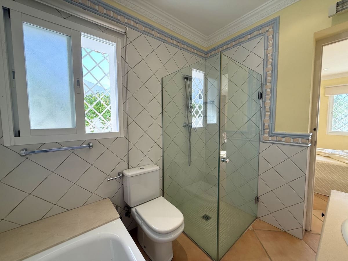 3 soverom Kjedet enebolig til salgs i San Pedro de Alcantara med svømmebasseng garasje - € 639 000 (Ref: 10007578)