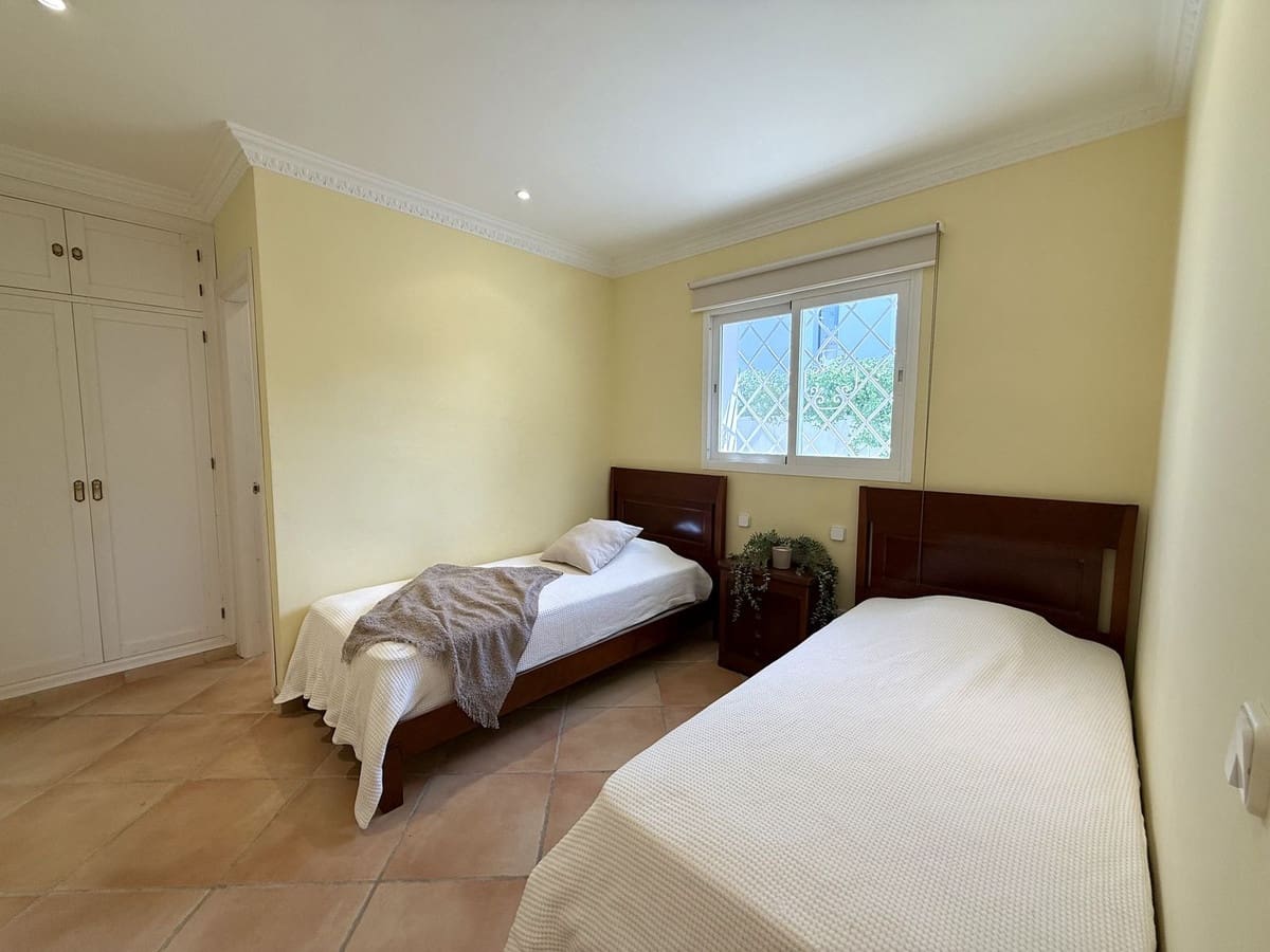 3 soverom Kjedet enebolig til salgs i San Pedro de Alcantara med svømmebasseng garasje - € 639 000 (Ref: 10007578)
