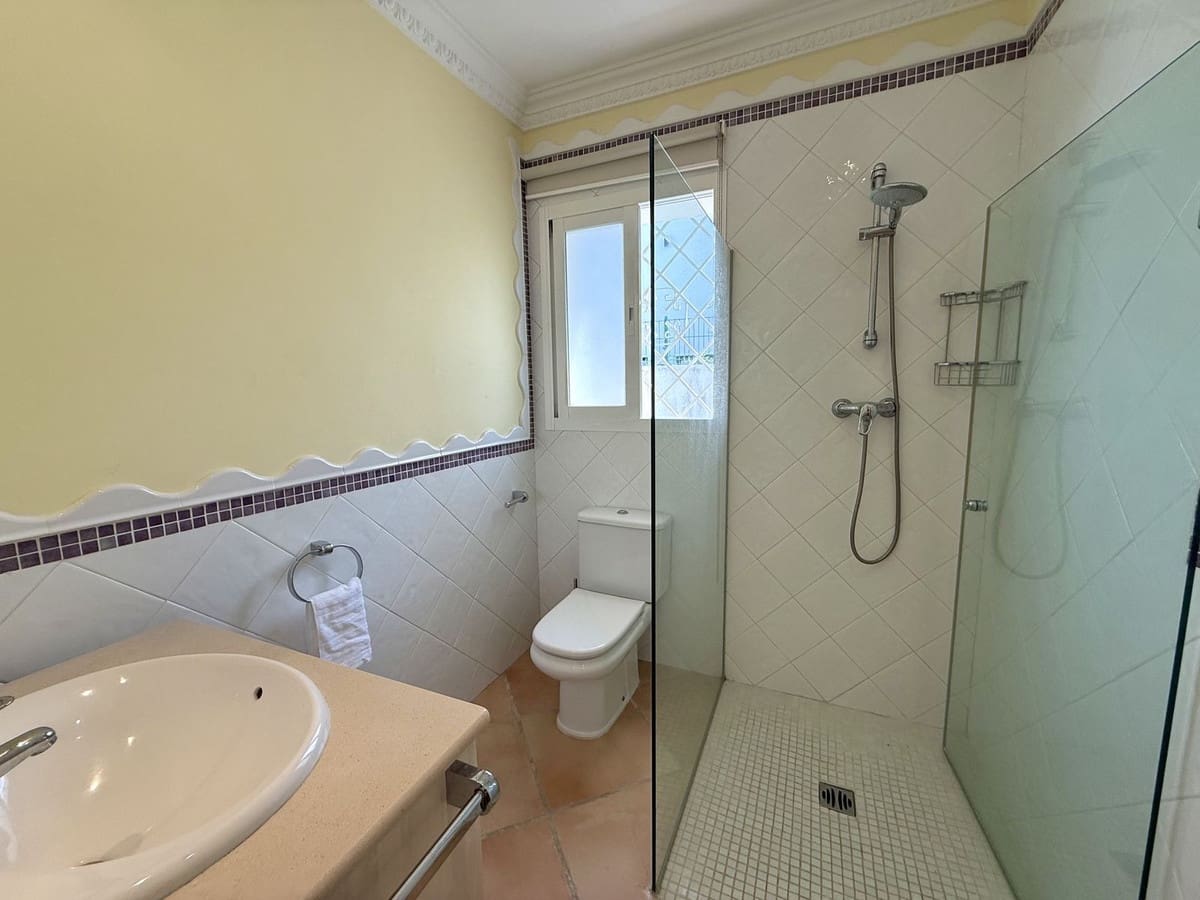 3 soverom Kjedet enebolig til salgs i San Pedro de Alcantara med svømmebasseng garasje - € 639 000 (Ref: 10007578)
