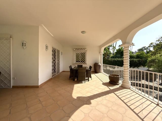 3 soveværelse Semi-Rækkehus til salg i San Pedro de Alcantara, Marbella med swimmingpool garage - € 639.000 (Ref: 10007578)