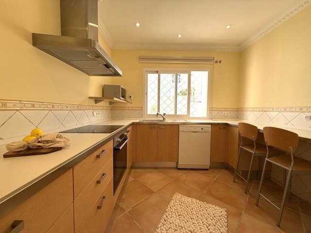 3 soveværelse Semi-Rækkehus til salg i San Pedro de Alcantara, Marbella med swimmingpool garage - € 639.000 (Ref: 10007578)