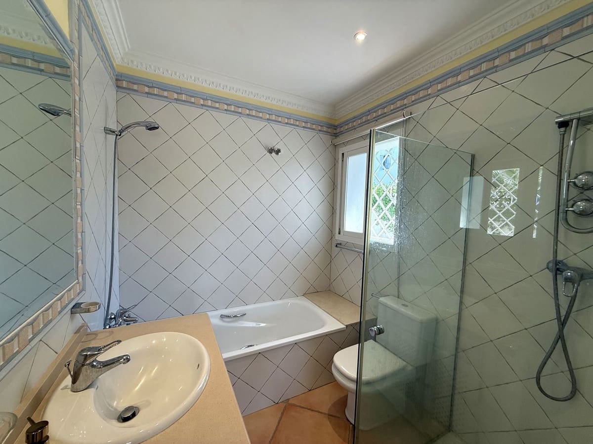 3 soverom Kjedet enebolig til salgs i San Pedro de Alcantara med svømmebasseng garasje - € 639 000 (Ref: 10007578)