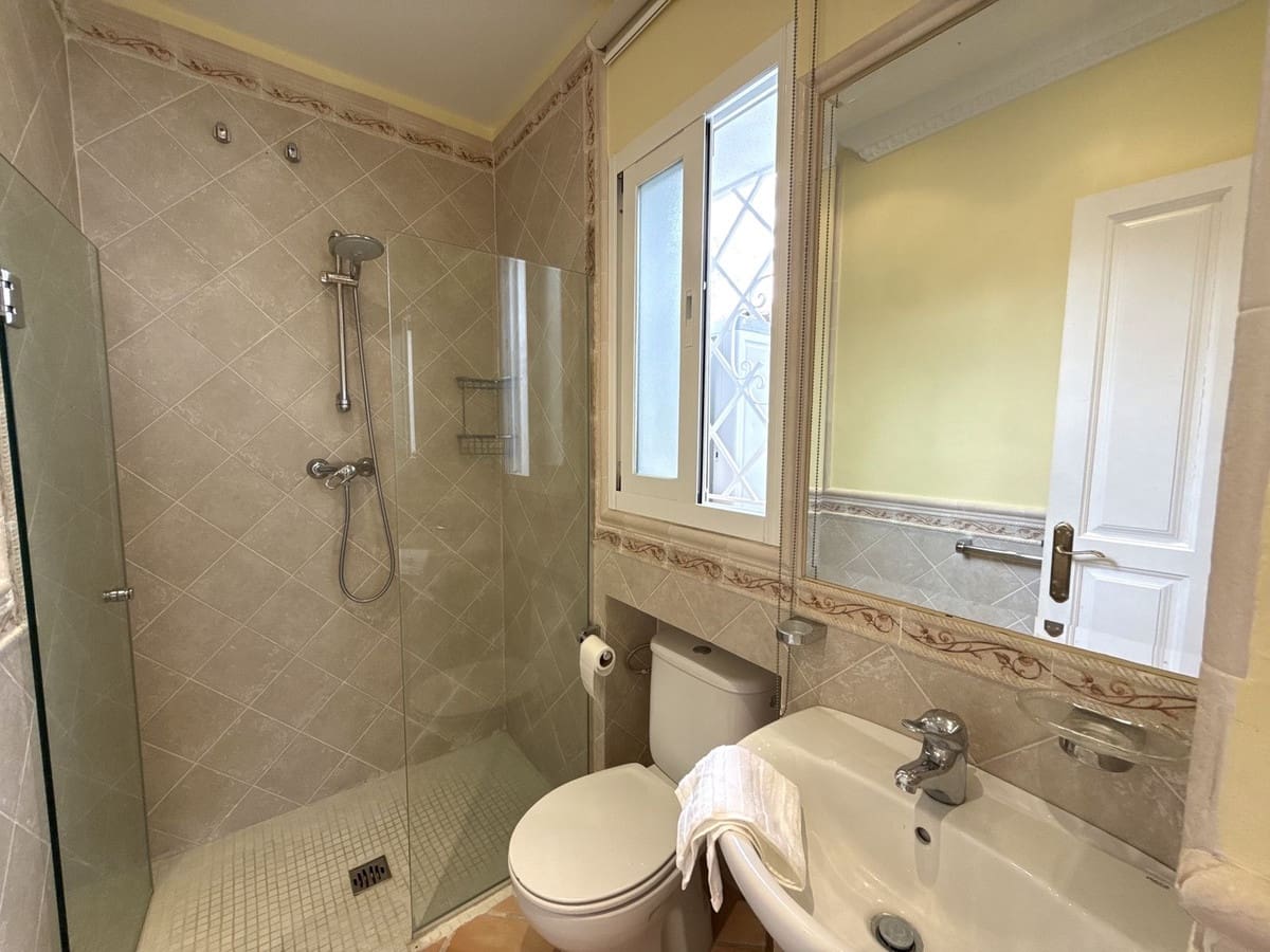 3 soverom Kjedet enebolig til salgs i San Pedro de Alcantara med svømmebasseng garasje - € 639 000 (Ref: 10007578)