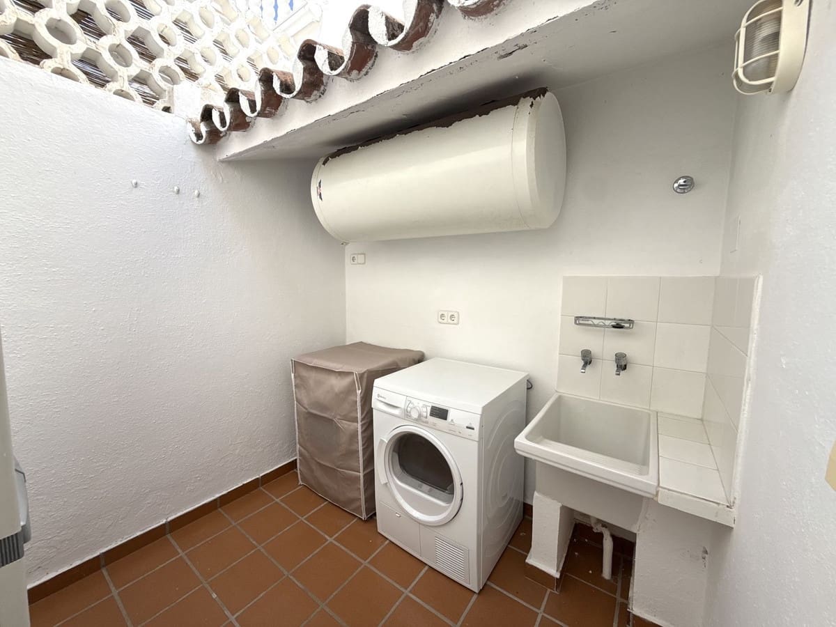 3 soverom Kjedet enebolig til salgs i San Pedro de Alcantara med svømmebasseng garasje - € 639 000 (Ref: 10007578)