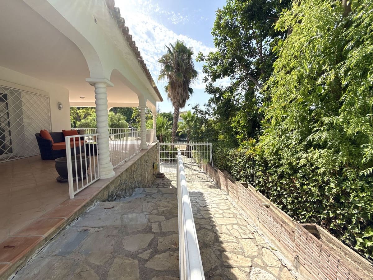 3 soverom Kjedet enebolig til salgs i San Pedro de Alcantara med svømmebasseng garasje - € 639 000 (Ref: 10007578)