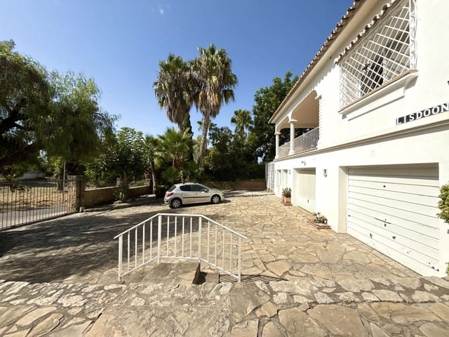 3 soveværelse Semi-Rækkehus til salg i San Pedro de Alcantara, Marbella med swimmingpool garage - € 639.000 (Ref: 10007578)