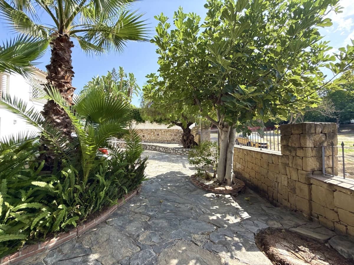 3 soverom Kjedet enebolig til salgs i San Pedro de Alcantara med svømmebasseng garasje - € 639 000 (Ref: 10007578)