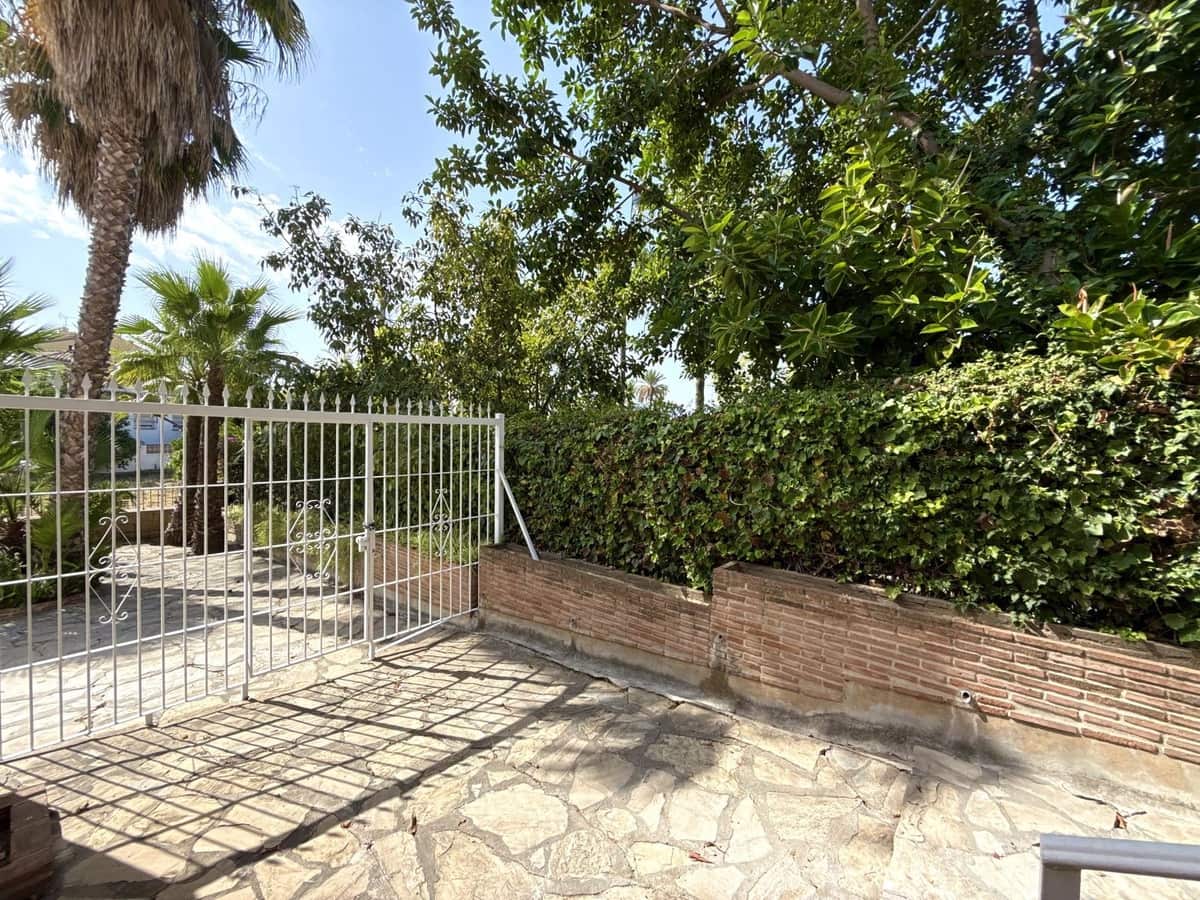 3 soverom Kjedet enebolig til salgs i San Pedro de Alcantara med svømmebasseng garasje - € 639 000 (Ref: 10007578)