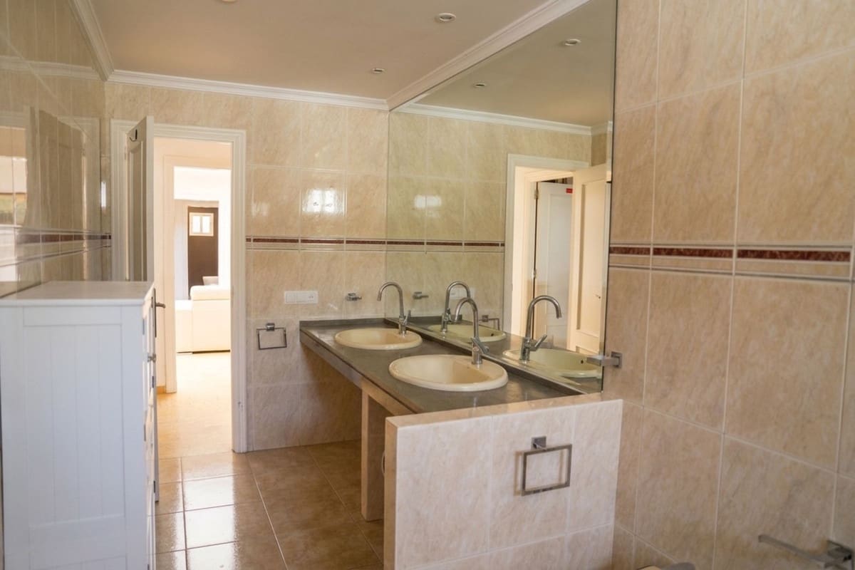 Chalet de 5 habitaciones en Marbella en venta con piscina - 850.000 € (Ref: 10007580)