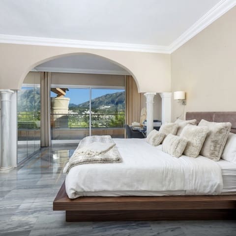 Apartamento de 3 habitaciones en Nueva Andalucia, Marbella en venta con piscina - 1.750.000 € (Ref: 10007581)