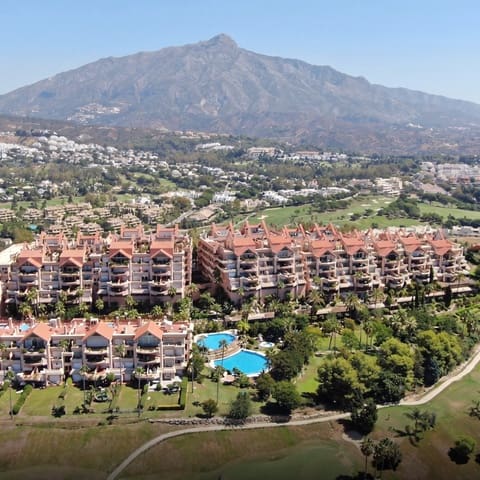 Apartamento de 3 habitaciones en Nueva Andalucia, Marbella en venta con piscina - 1.750.000 € (Ref: 10007581)