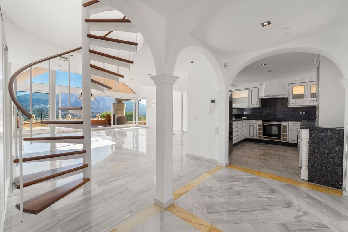 Apartamento de 3 habitaciones en Nueva Andalucia en venta con piscina garaje - 1.750.000 € (Ref: 10007581)