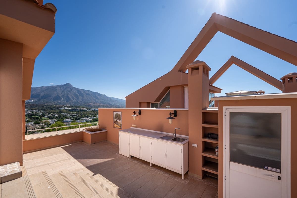 Apartamento de 3 habitaciones en Nueva Andalucia en venta con piscina garaje - 1.750.000 € (Ref: 10007581)