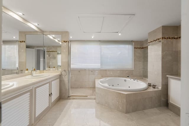 3 sypialnia Apartament na sprzedaż w Nueva Andalucia, Marbella z basenem - 1 750 000 € (Ref: 10007581)