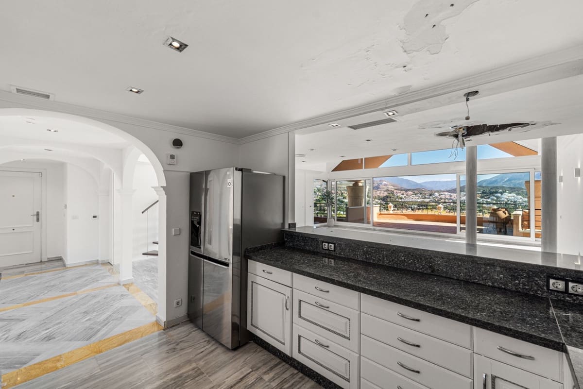 Apartamento de 3 habitaciones en Nueva Andalucia en venta con piscina garaje - 1.750.000 € (Ref: 10007581)