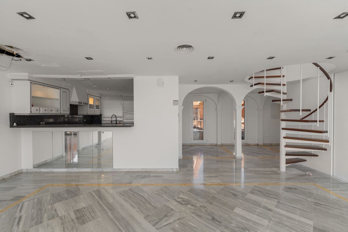 Apartamento de 3 habitaciones en Nueva Andalucia en venta con piscina garaje - 1.750.000 € (Ref: 10007581)