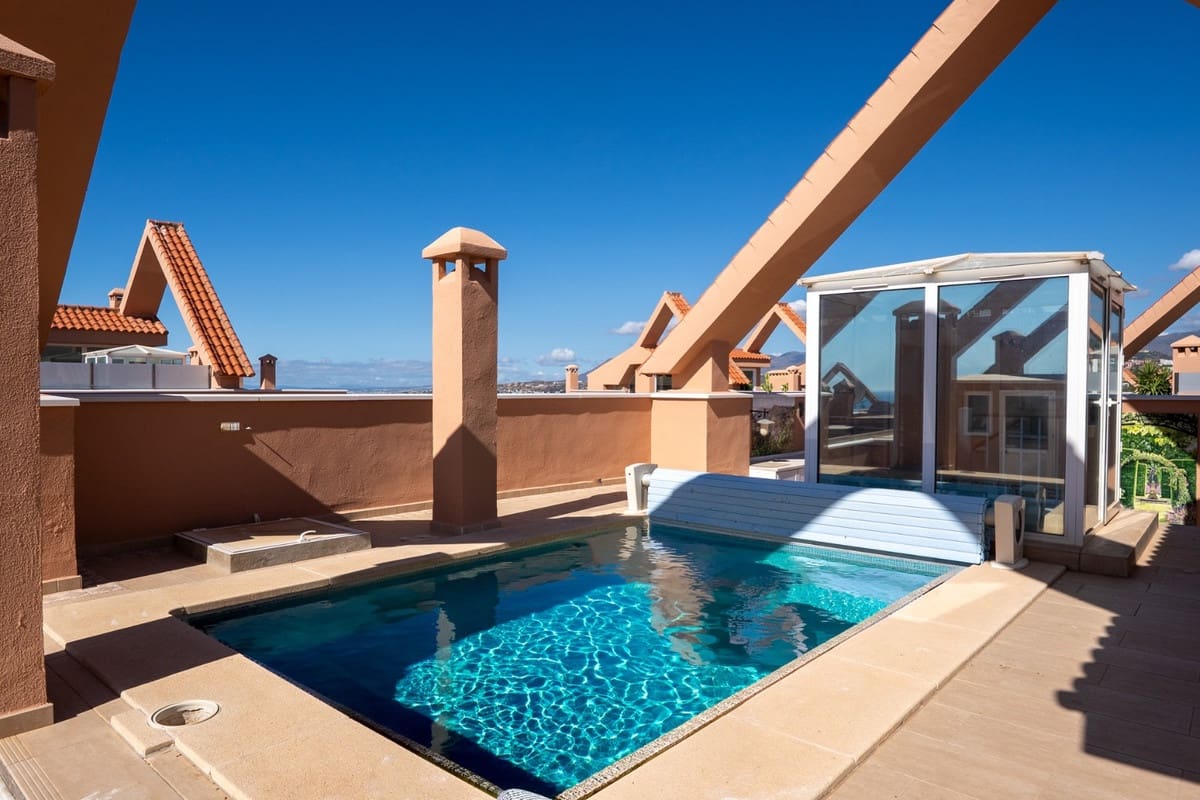 Apartamento de 3 habitaciones en Nueva Andalucia en venta con piscina garaje - 1.750.000 € (Ref: 10007581)