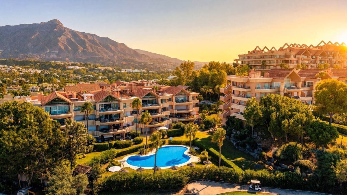 Apartamento de 3 habitaciones en Nueva Andalucia en venta con piscina garaje - 1.750.000 € (Ref: 10007581)