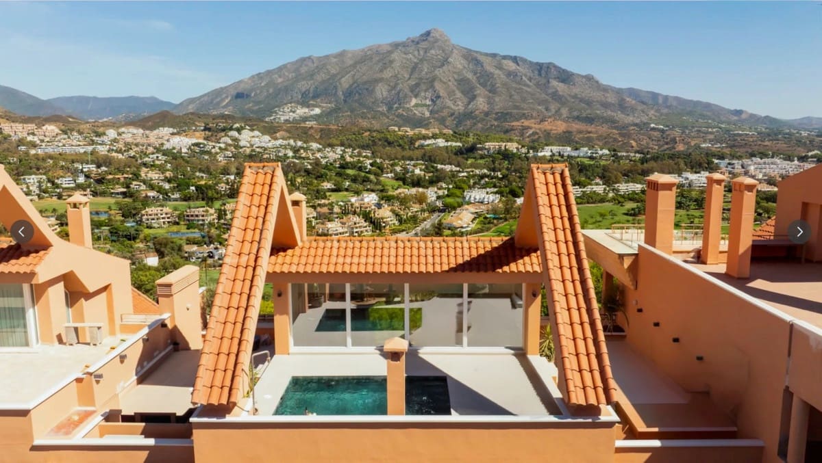Apartamento de 3 habitaciones en Nueva Andalucia en venta con piscina garaje - 1.750.000 € (Ref: 10007581)