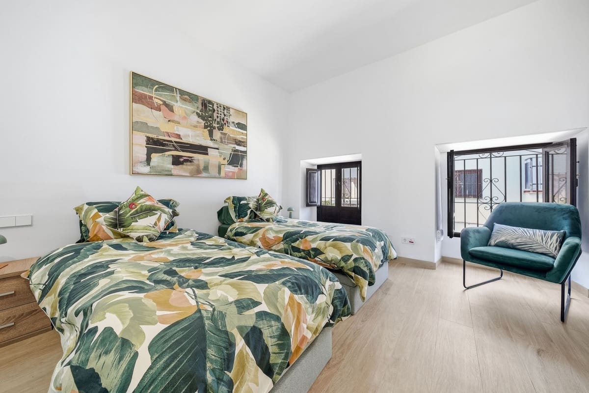 4 soveværelse Byhus til salg i Estepona - € 1.995.000 (Ref: 10009676)