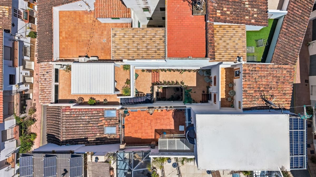4 soveværelse Byhus til salg i Estepona - € 1.995.000 (Ref: 10009676)