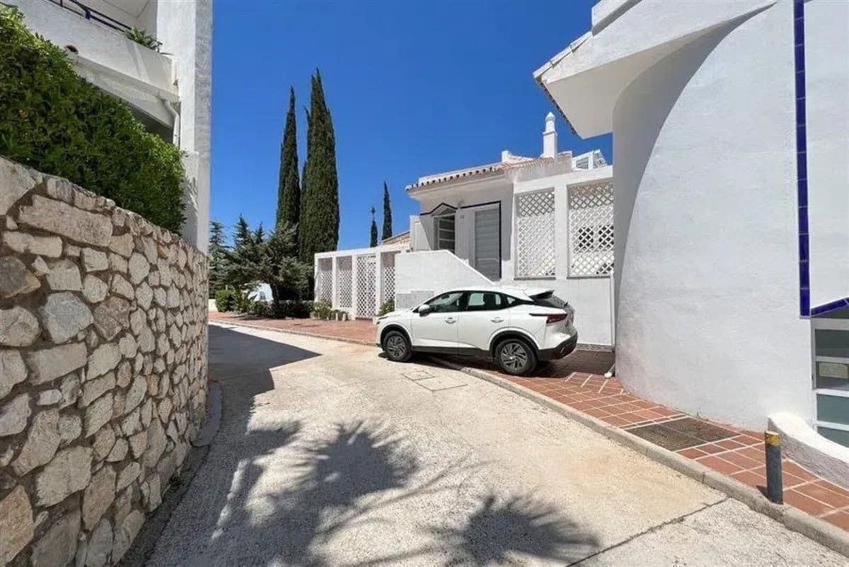4 bedroom Townhouse for sale in Calahonda with pool - € 524,000 (Ref: 10009677)
