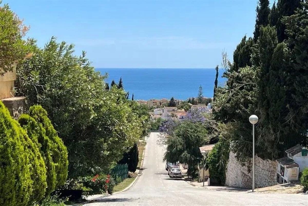 4 bedroom Townhouse for sale in Calahonda with pool - € 524,000 (Ref: 10009677)