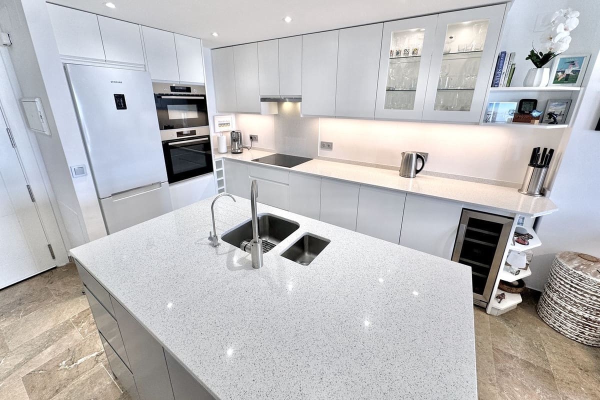 Apartamento de 2 habitaciones en Calahonda en venta con piscina - 695.000 € (Ref: 10010077)