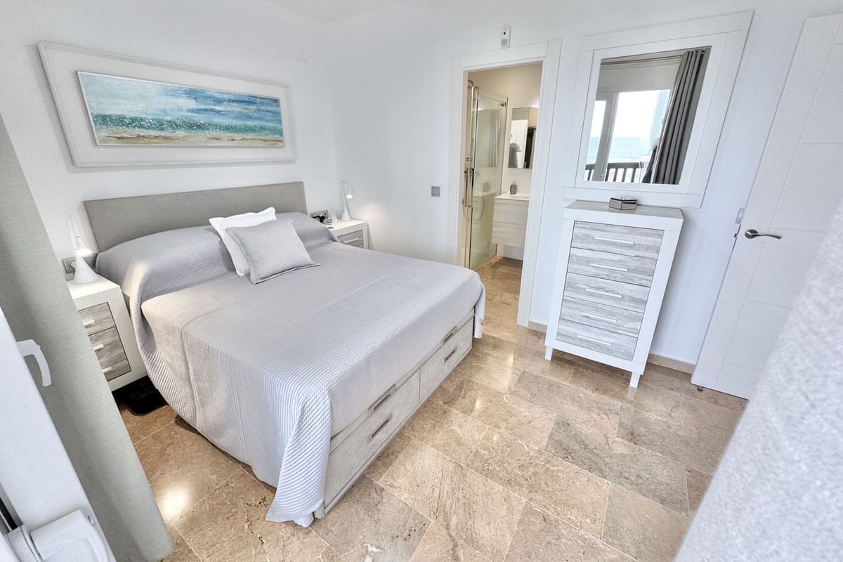 Apartamento de 2 habitaciones en Calahonda en venta con piscina - 695.000 € (Ref: 10010077)