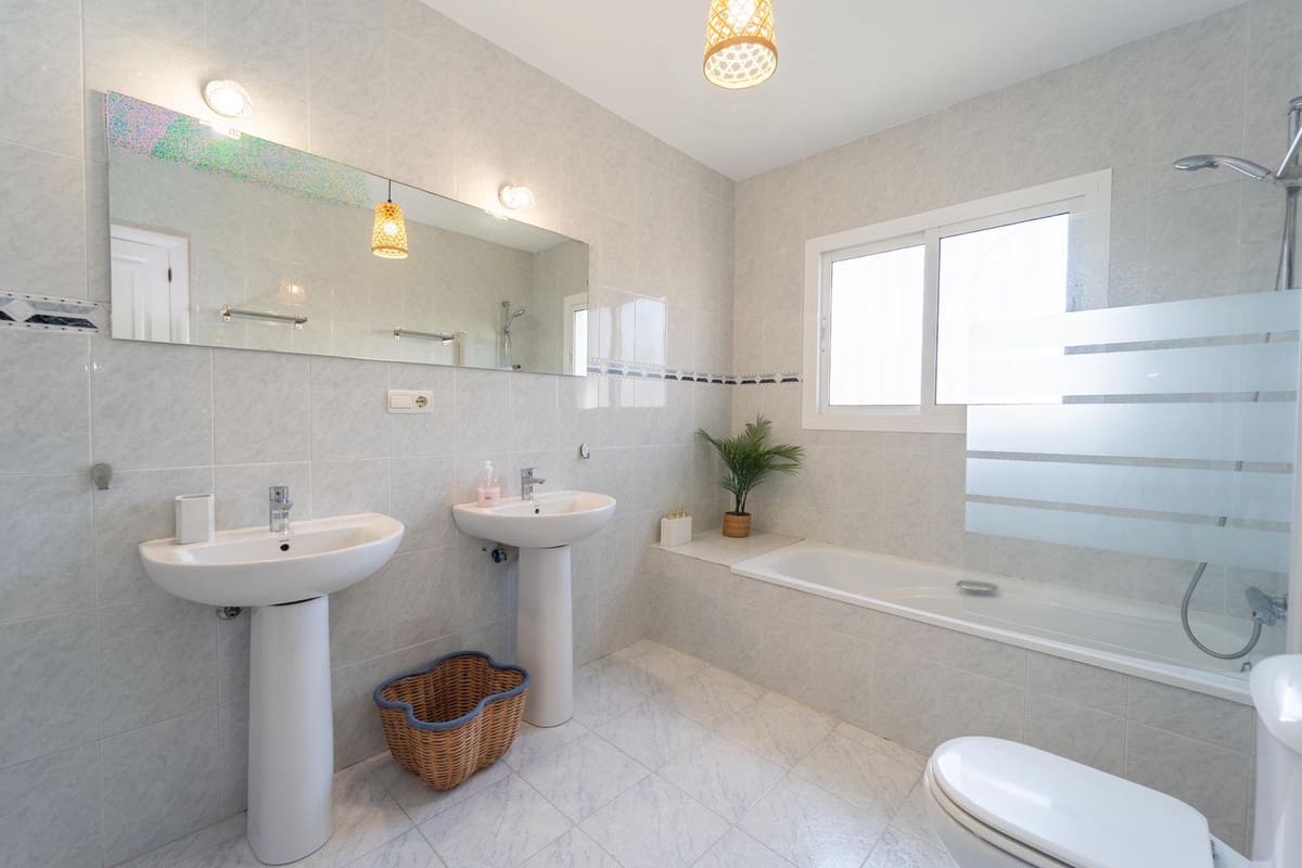 Chalet de 3 habitaciones en Calahonda en venta con piscina garaje - 1.150.000 € (Ref: 10010078)
