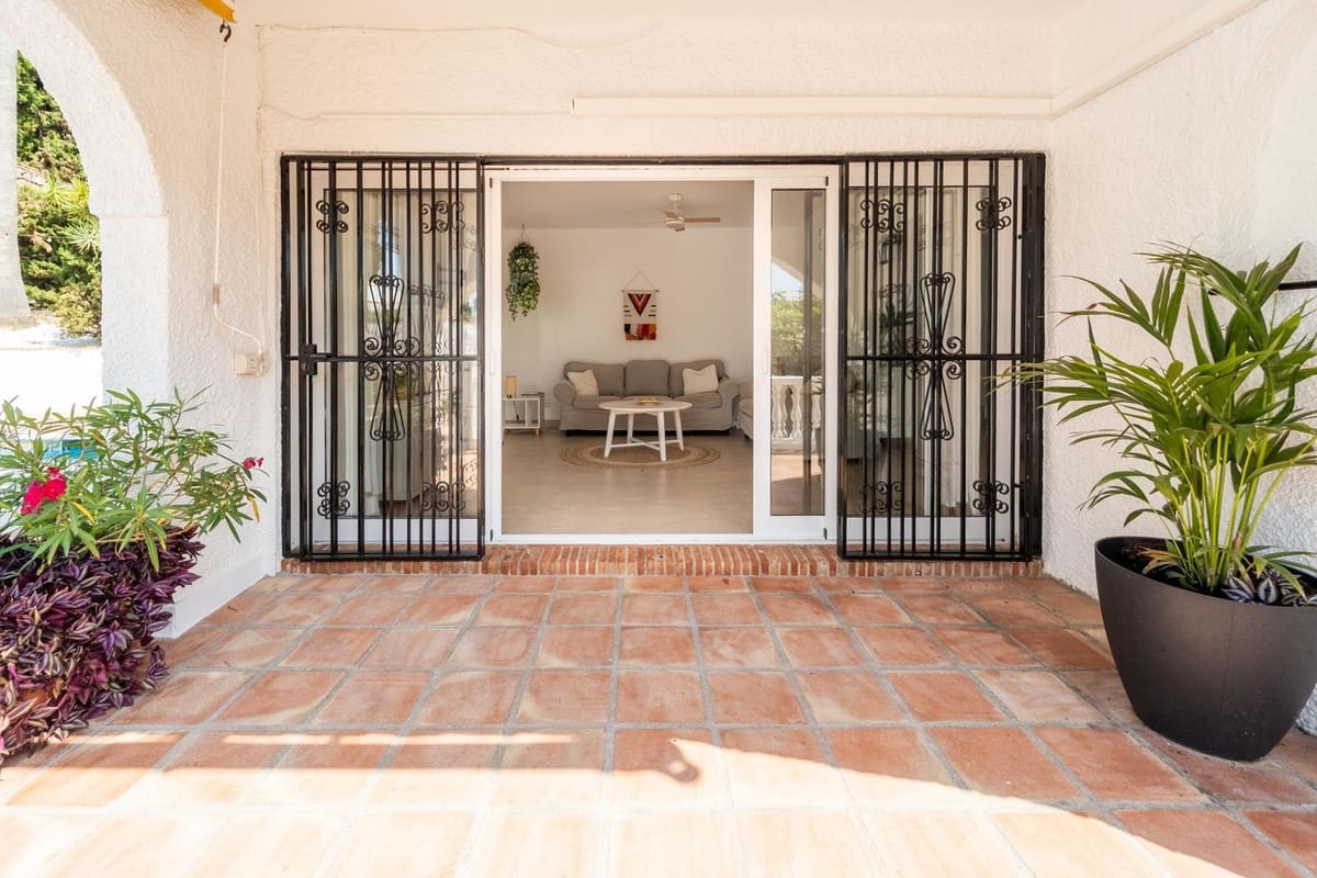 Chalet de 3 habitaciones en Calahonda en venta con piscina garaje - 1.150.000 € (Ref: 10010078)