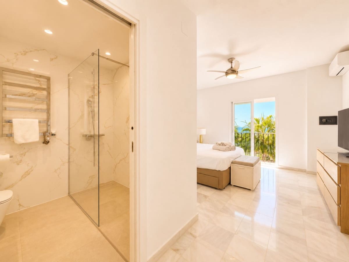 Apartamento de 3 habitaciones en Calahonda en venta con piscina - 850.000 € (Ref: 10010079)