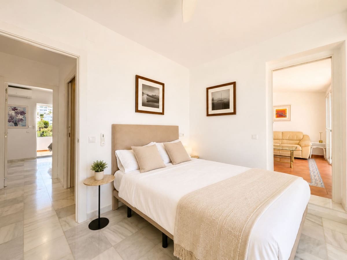 Apartamento de 3 habitaciones en Calahonda en venta con piscina - 850.000 € (Ref: 10010079)