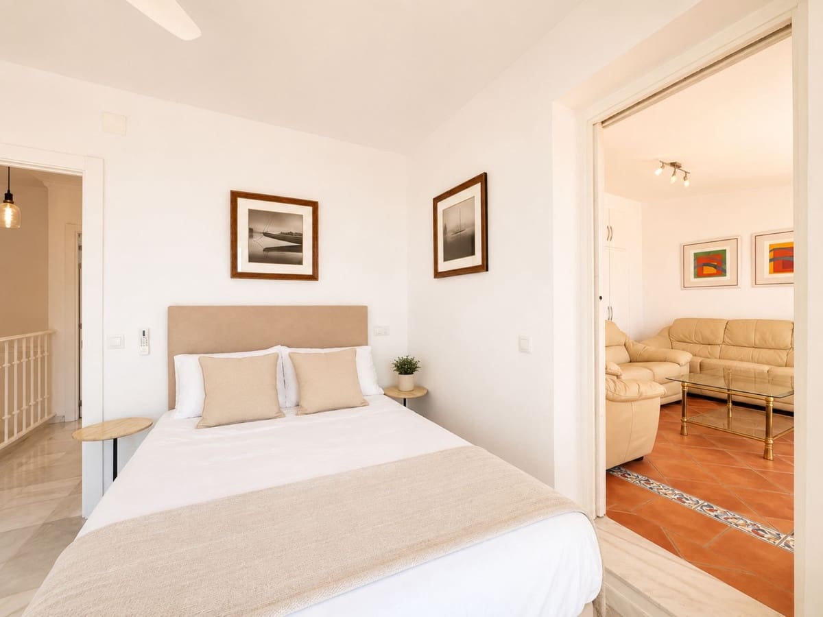 Apartamento de 3 habitaciones en Calahonda en venta con piscina - 850.000 € (Ref: 10010079)