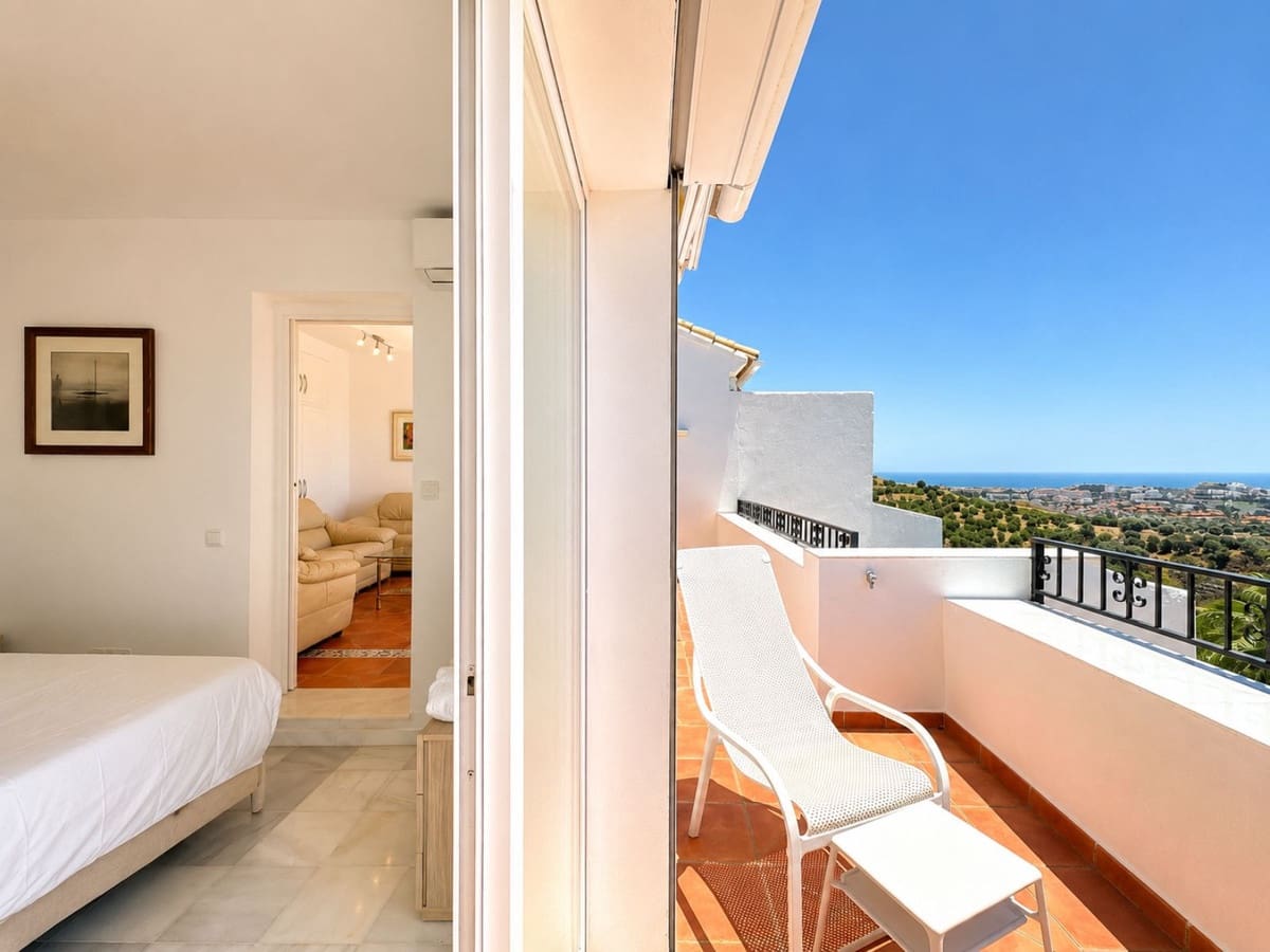 Apartamento de 3 habitaciones en Calahonda en venta con piscina - 850.000 € (Ref: 10010079)