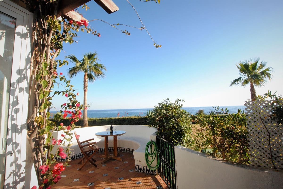 2 bedroom Bungalow for sale in Calahonda with pool - € 760,000 (Ref: 10010080)